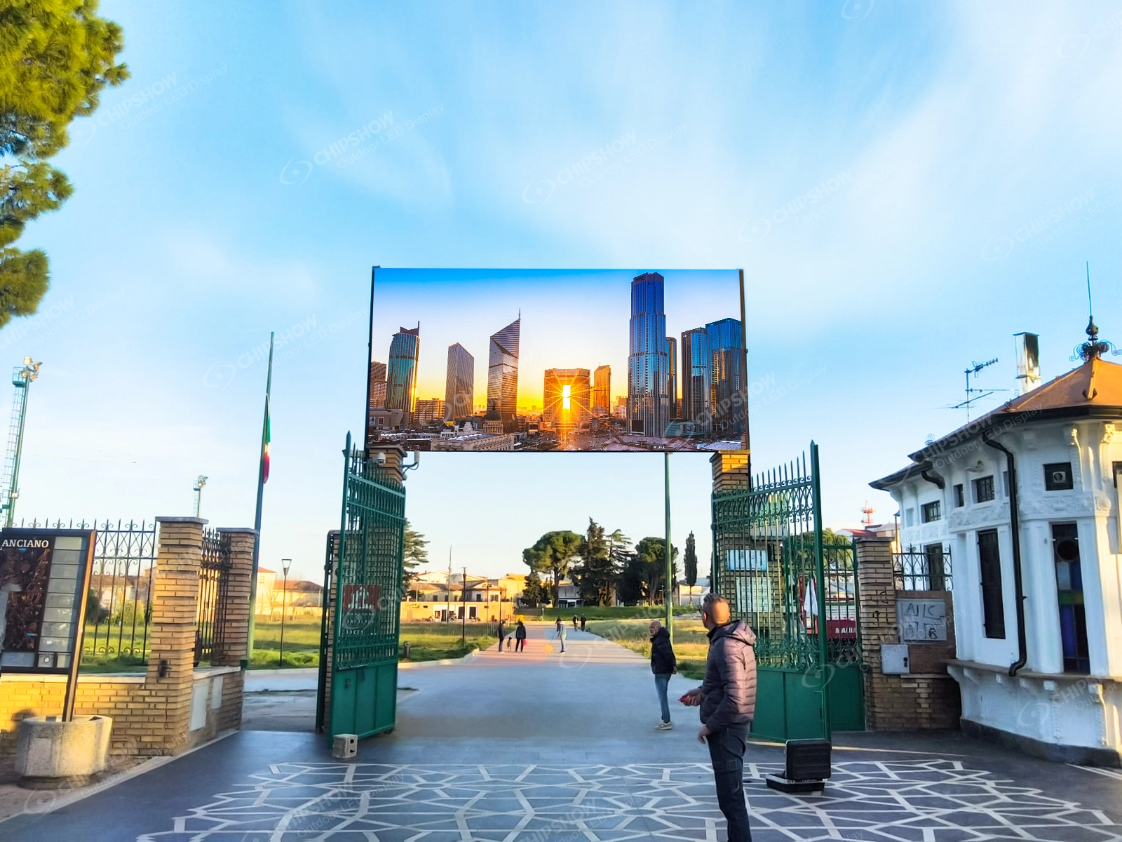 Outdoor DOOH