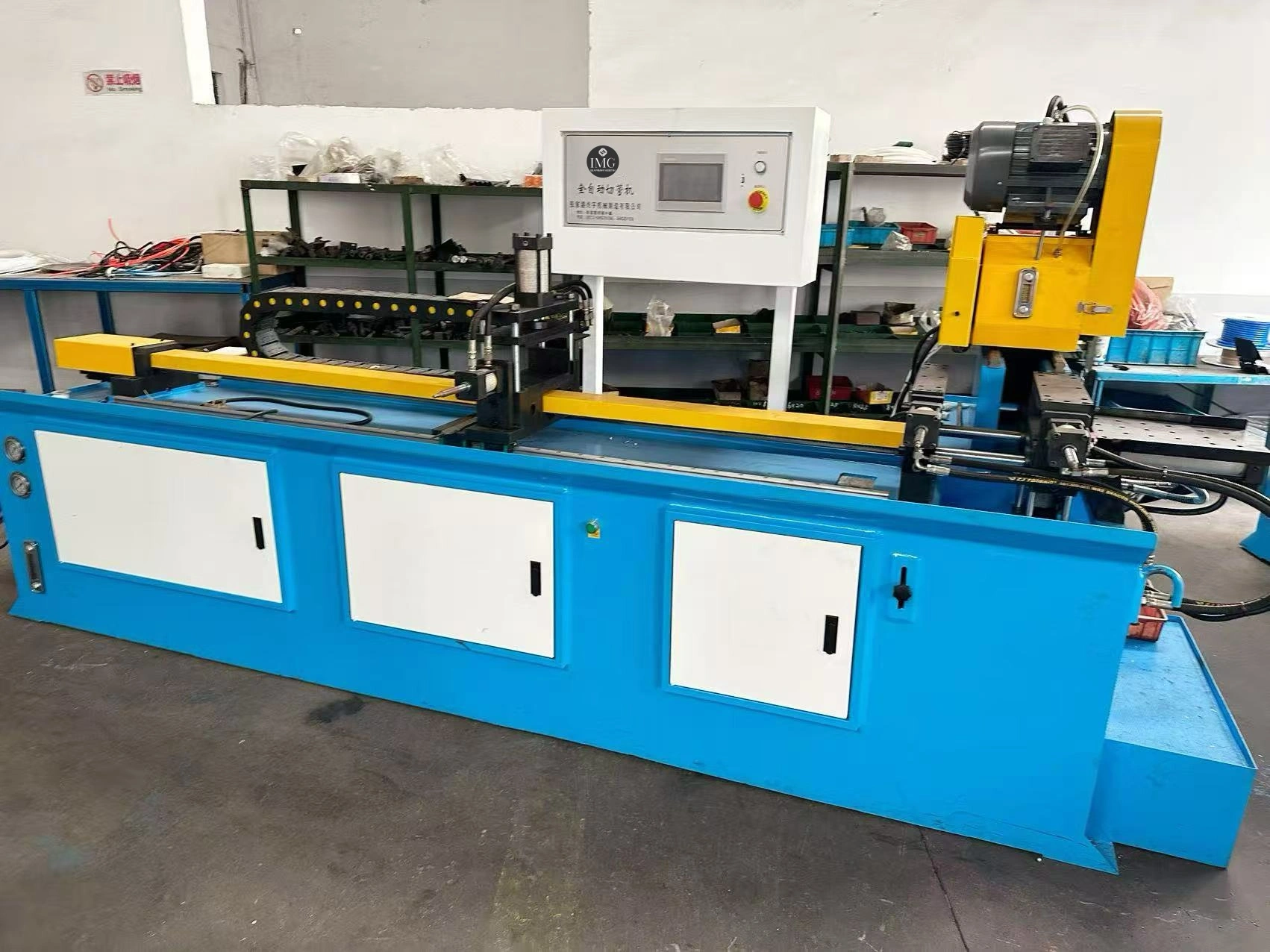 Metal pipe sawing machine