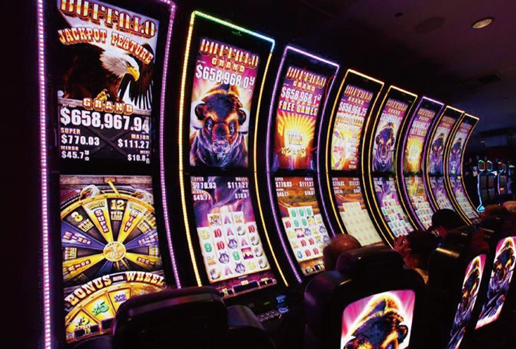 curved-digital-screens-elevating-visual-engagement