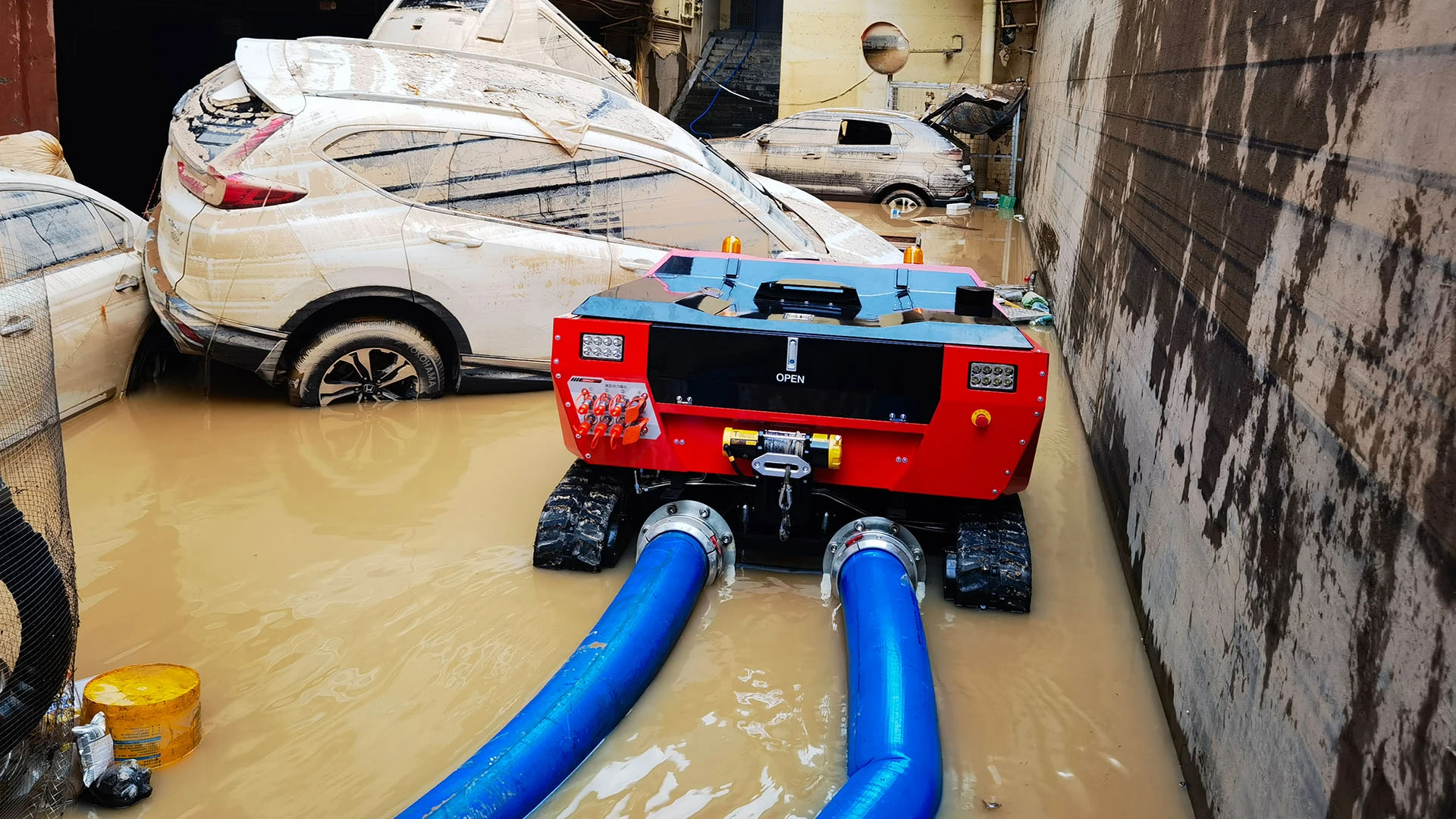 ZONDAR hydraulic drainage robot pumping water at the disaster-stricken community in Dongguan