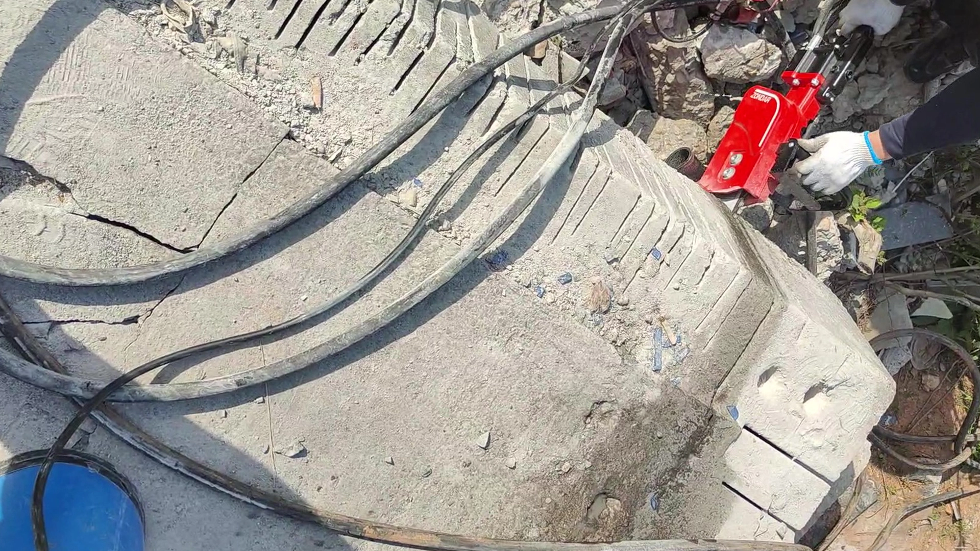 ZONDAR Hydraulic chainsaw for concrete cutting